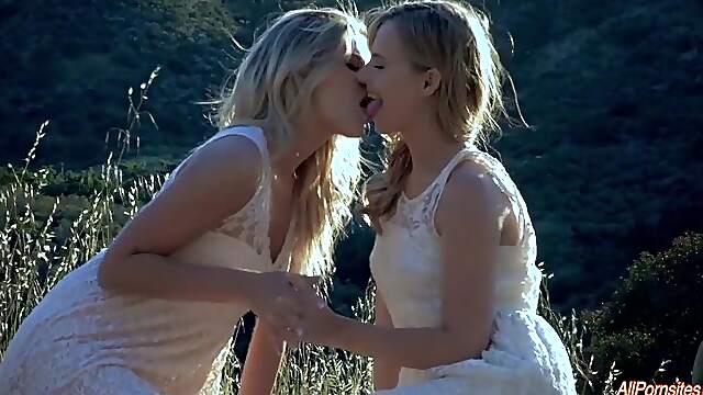 Fabulous outdoor oral perversions lead these blonde babes to unique orgasms