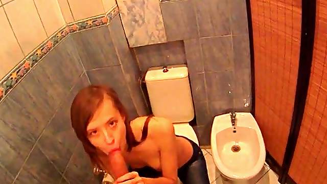 He takes a teen to the bathroom for a blowjob